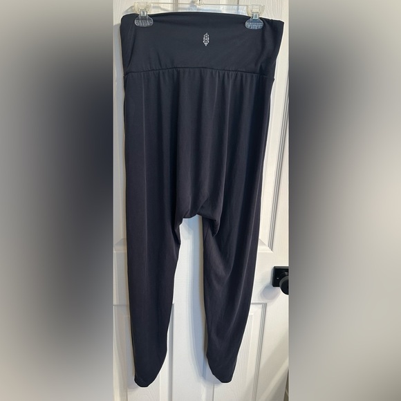Free People Movement Black Echo Harem Pants NEW Size M - Picture 3 of 5